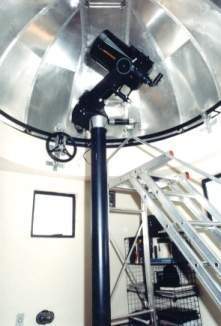 Na cúpula de 2,8 metros, o telescópio CELESTRON 8, ao qual adicionei uma segunda luneta de pontaria.